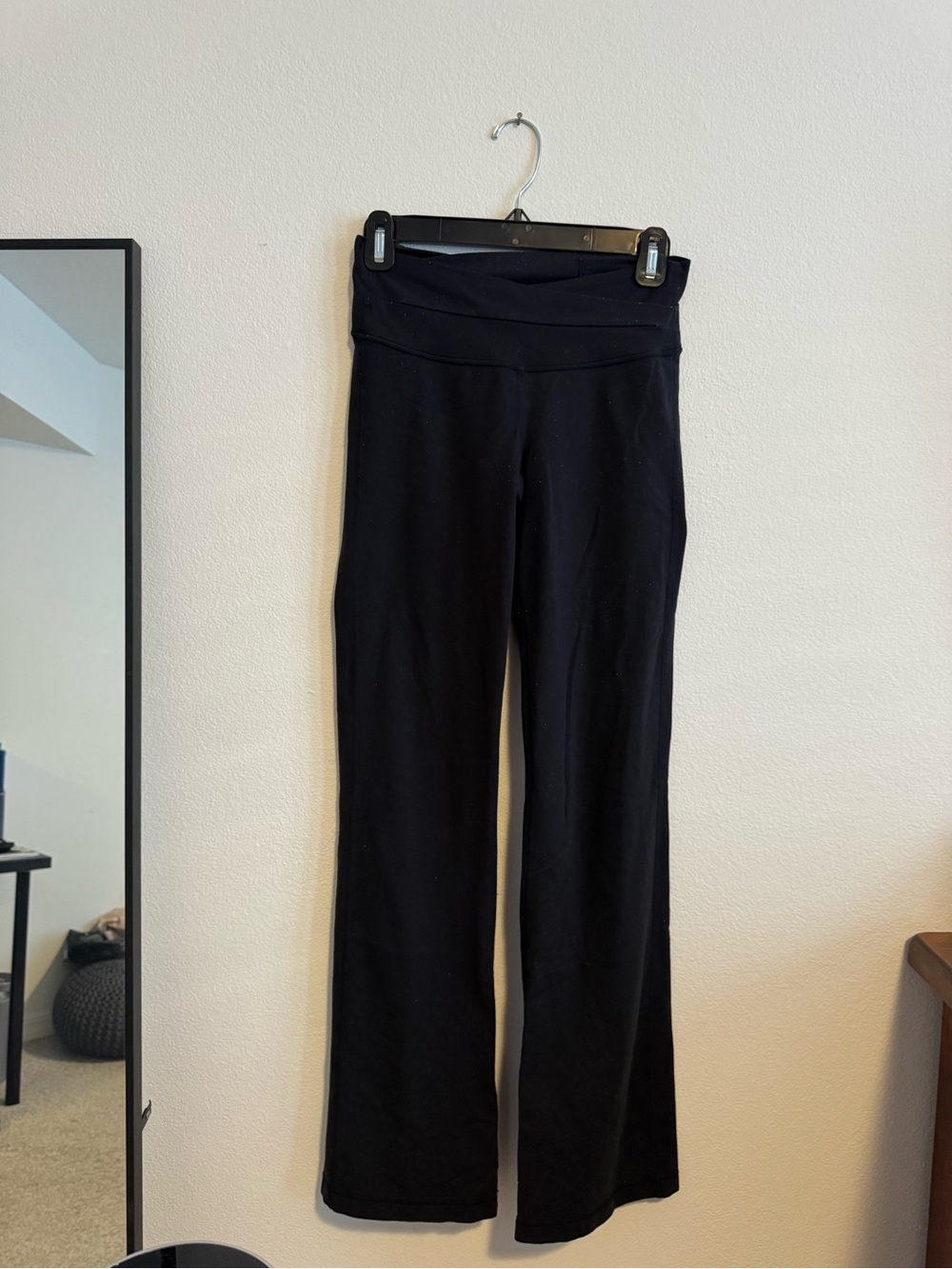 Black Women's criss-cross Waist Yoga Pants